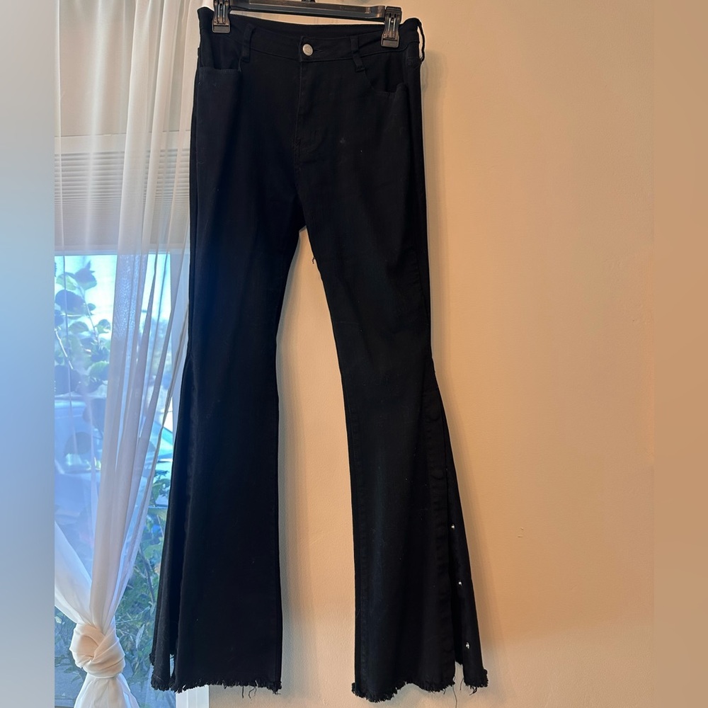 Black High-Waist Flared Jeans with Frayed Hem